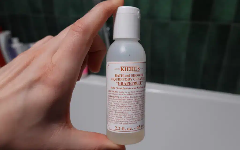 Kielh’s Bath and Shower Liquid Body Cleanser w dłoni - zdjęcie