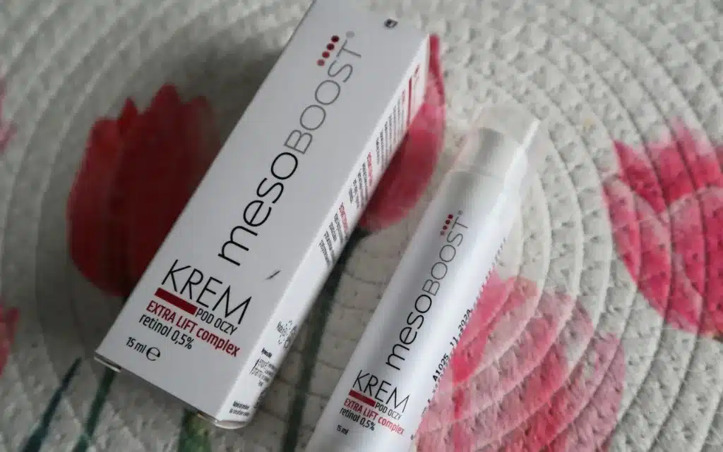 Krem pod oczy z retinolem 0,5% mesoBoost wyjęty z opakowania, obok tekturowe pudełko kremu