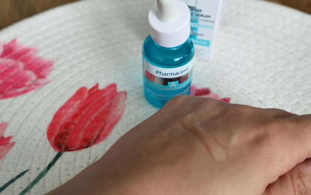 Serum nawilżające Pharmaceris A Hyaluro-Sensibiotic - konsystencja na kobiecej dłoni