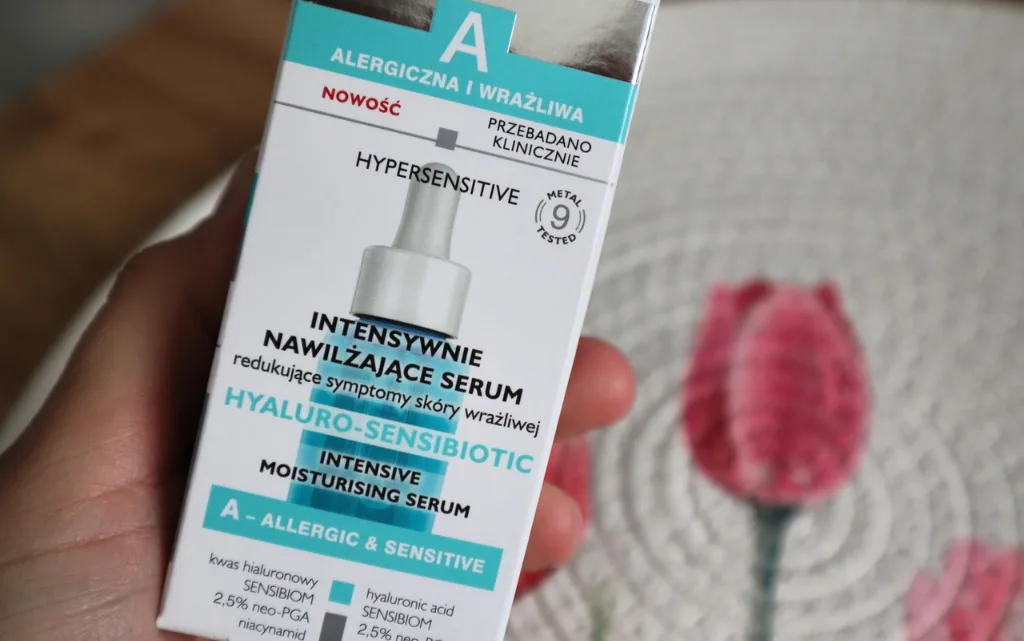 Serum nawilżające Pharmaceris A Hyaluro-Sensibiotic opakowanie tekturowe trzymane w kobiecej dłoni