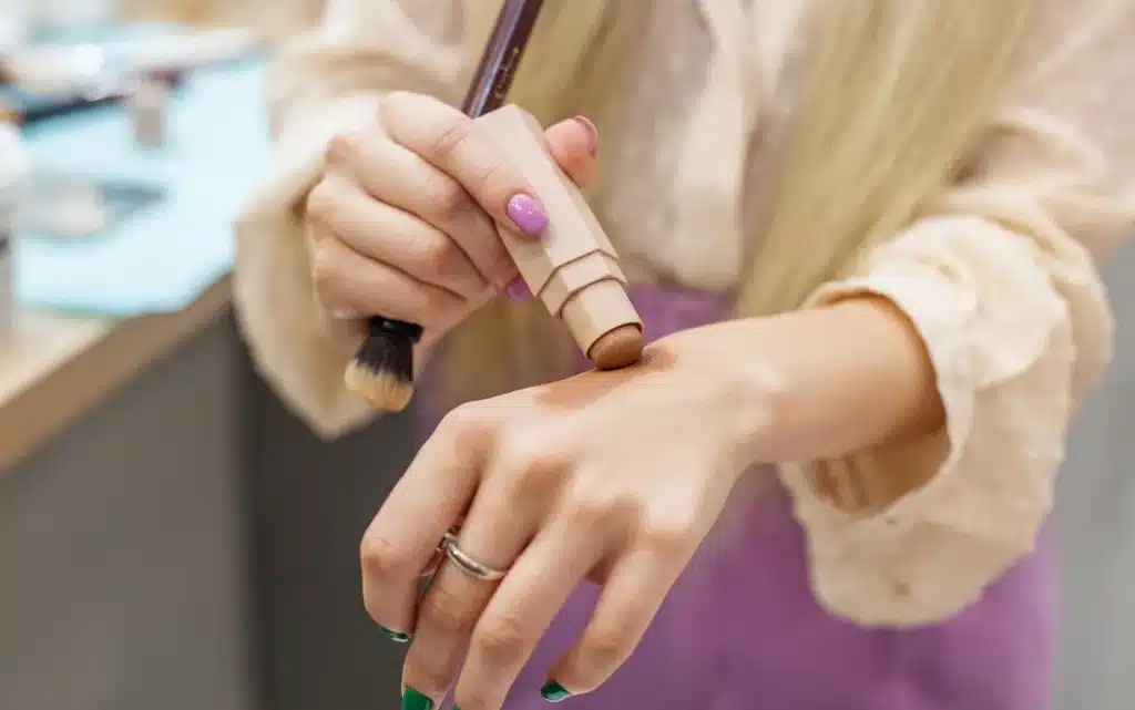 Aplikację bronzera w kremie dobrze zacząć od wierzchu dłoni