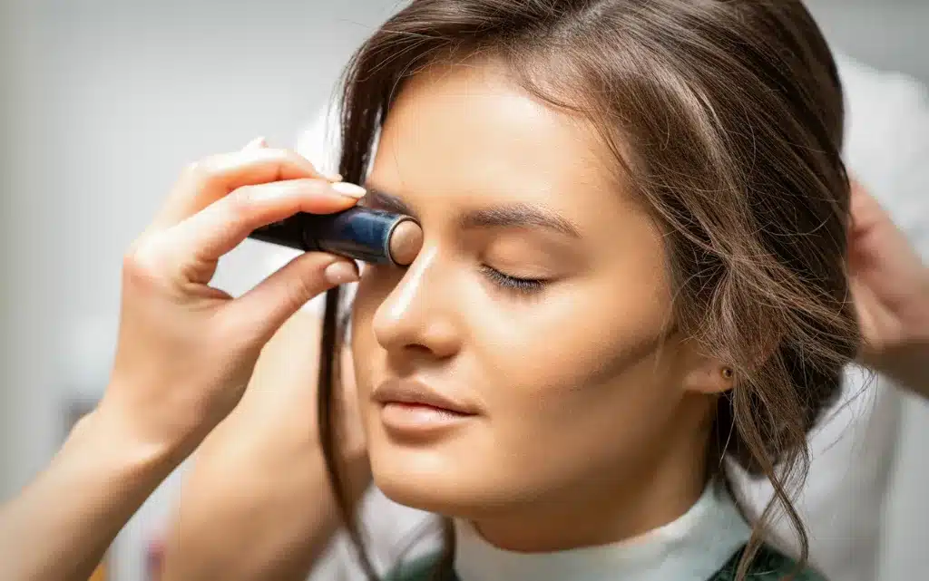 Konturowanie nosa przez profesjonalną wizażystkę