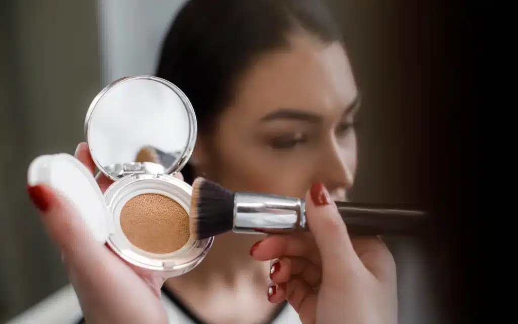 Aplikacja bronzera pędzlem