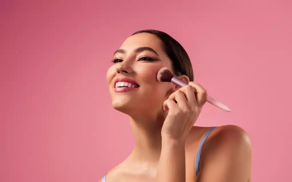 Nakładanie kremowego różu na pędzel