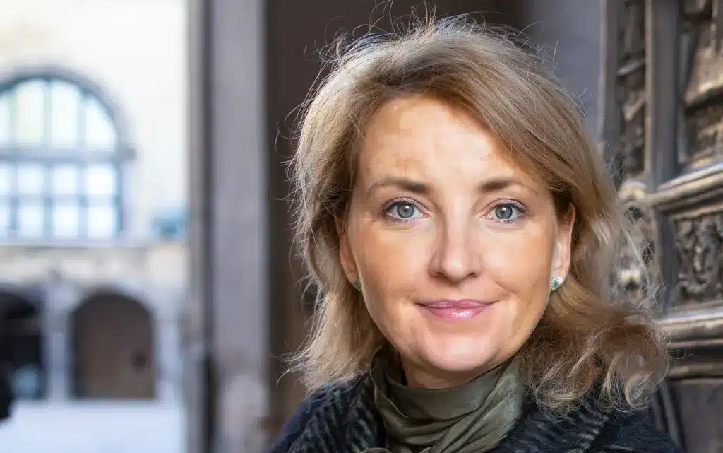 Kobieta z jaśniejszymi plamami na twarzy 