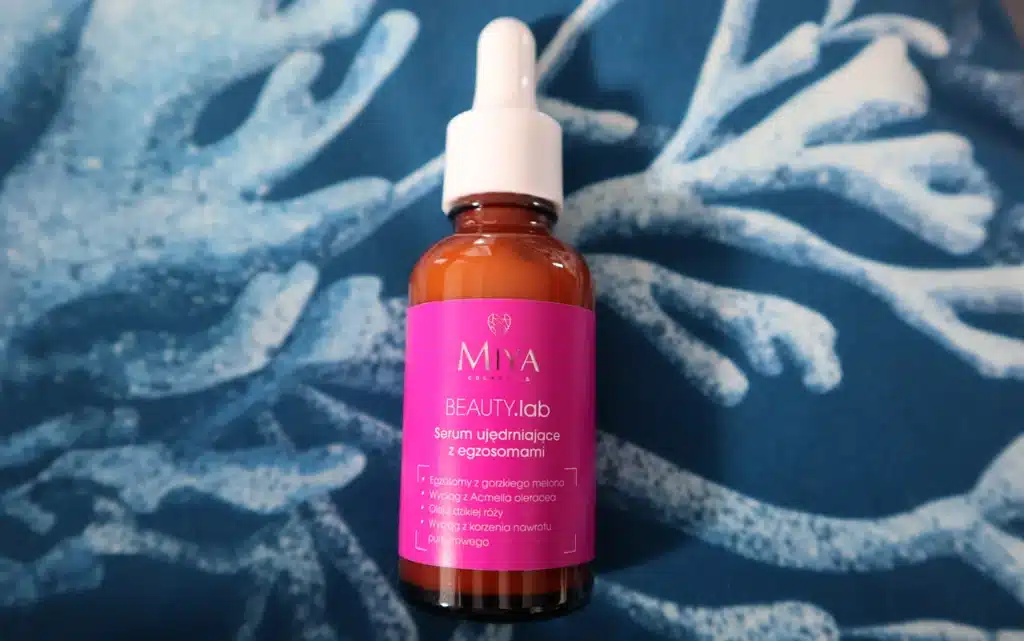 serum ujędrniające z egzosomami Miya Cosmetics BEAUTY.lab na tle niebieskiej poduszki