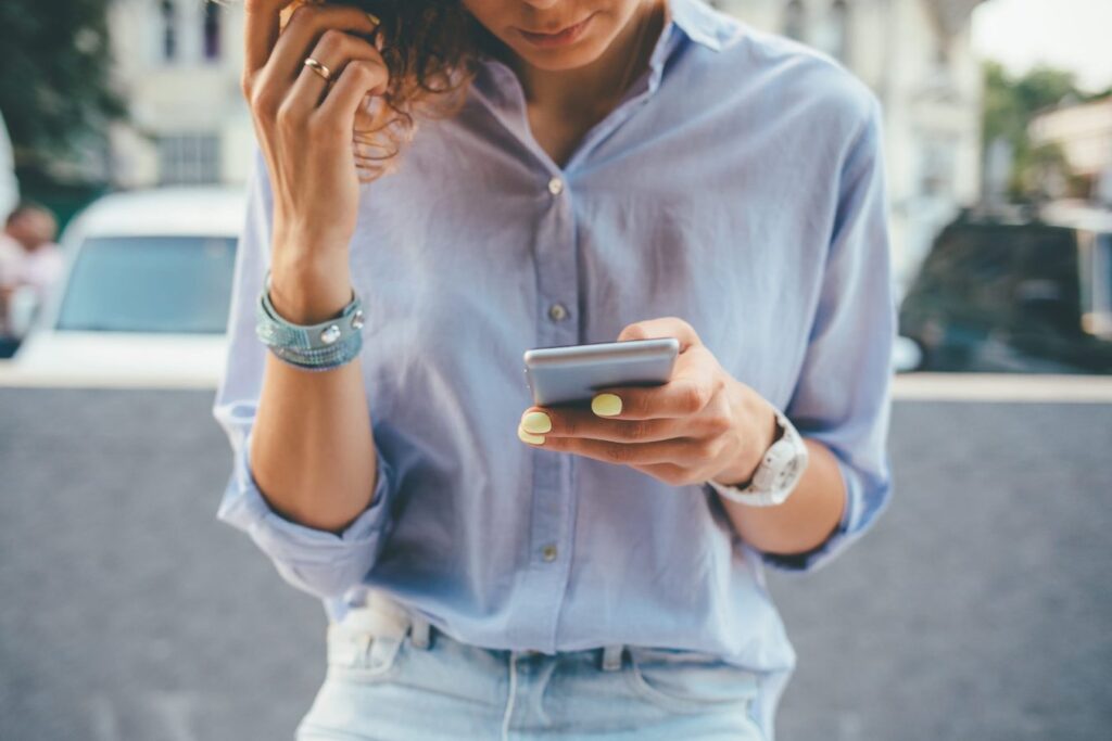 Kobieta przeglądająca e-book na telefonie