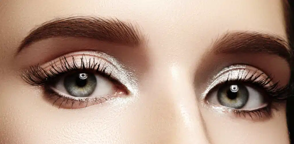 Zbliżenie na trendowy makijaż doe eyes sarnich oczu