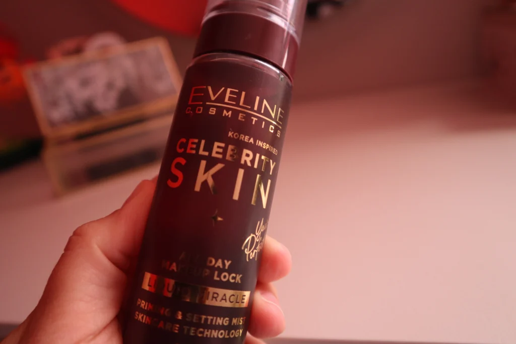 Mgiełka do makijażu Eveline Celebrity Skin w kobiecej dłoni