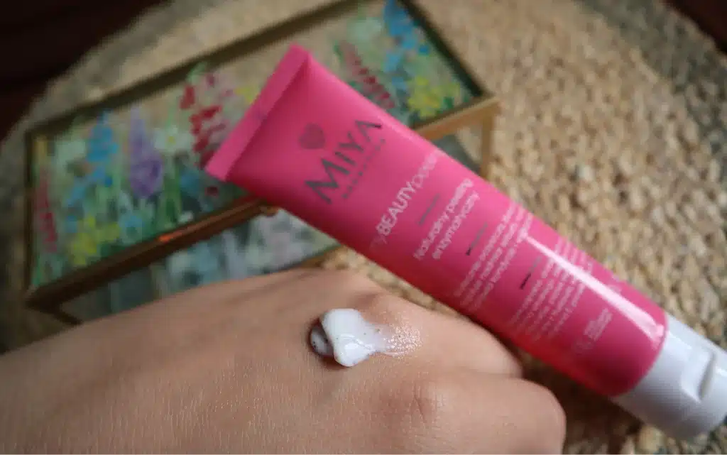 Konsystencja kosmetyku Miya Cosmetics myBEAUTYpeeling naturalny na kobiecej dłoni