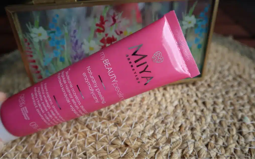 Konsystencja kosmetyku Miya Cosmetics myBEAUTYpeeling naturalny na kobiecej dłoni
