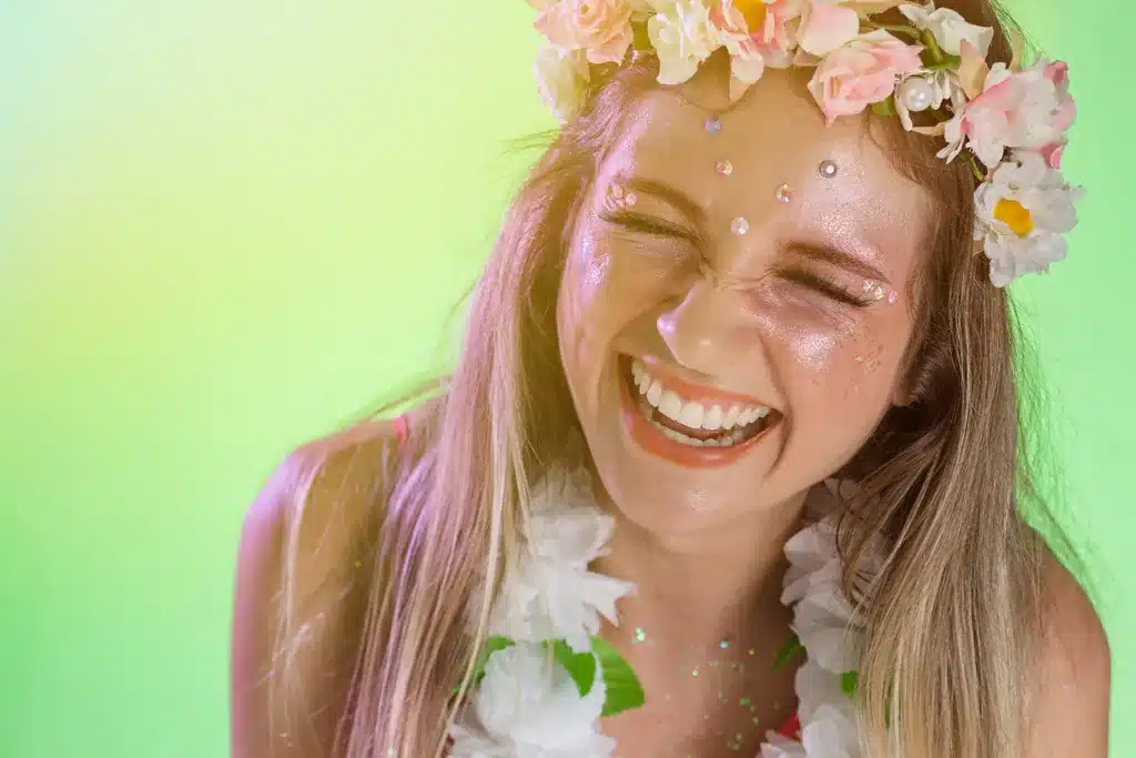 Festiwalowy look – kwiaty i makijaż z diamencikami