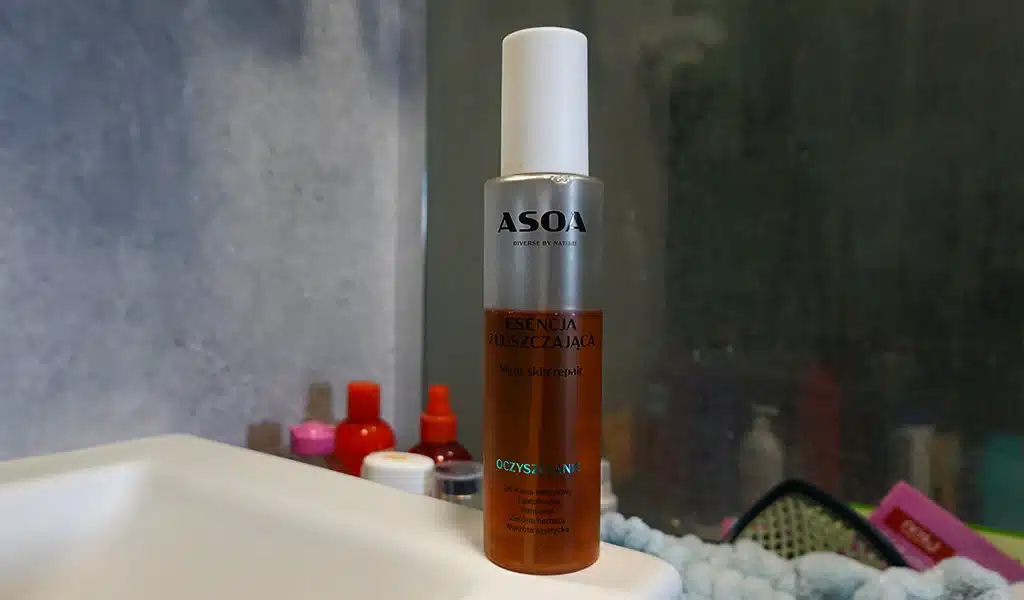 Esencja złuszczająca ASOA night skin repair stojąca na brzegu łazienki