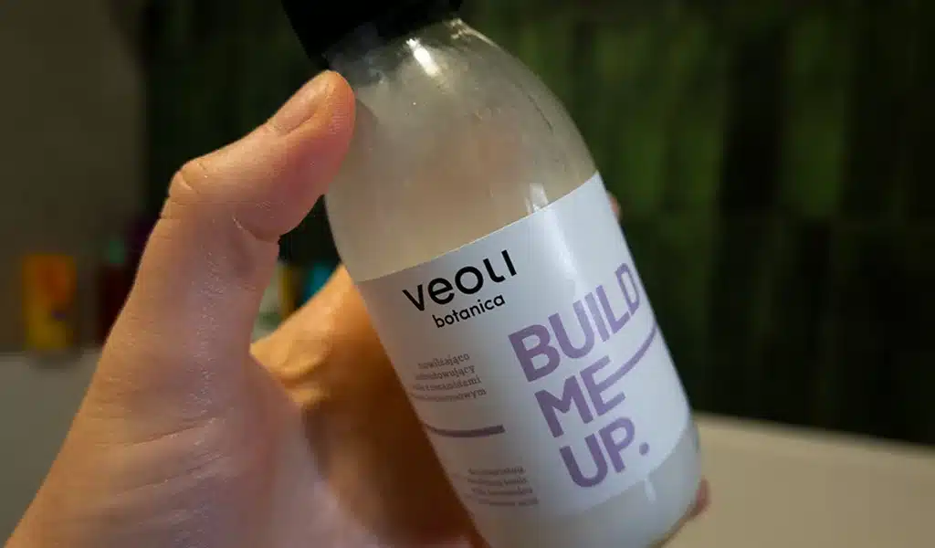 Veoli Botanica BUILD ME UP – tonik ceramidowy z kwasem hialuronowym, zielone tło