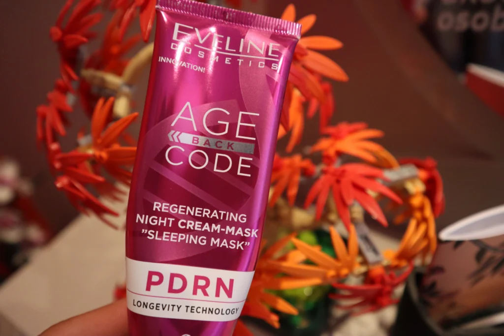 Eveline Age Back Krem–maska regenerująca na noc „Sleeping Mask” na tle klocków