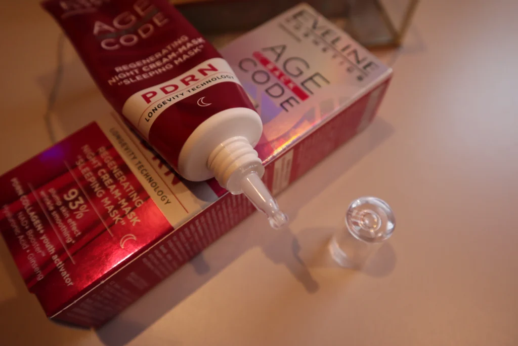Eveline Age Back Krem–maska regenerująca na noc „Sleeping Mask” zbliżenie na aplikator