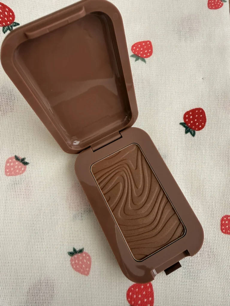 otwarte opakowanie bronzera do twarzy NYX Buttermelt kolor 04 Butta Biscuit
