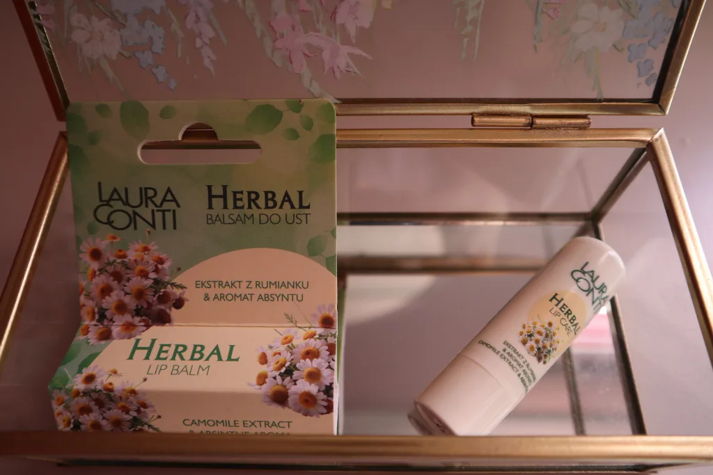 Laura Conti Herbal odżywczo-ziołowa pomadka ochronna do ust z ekstraktem z rumianku w szklanej szkatułce