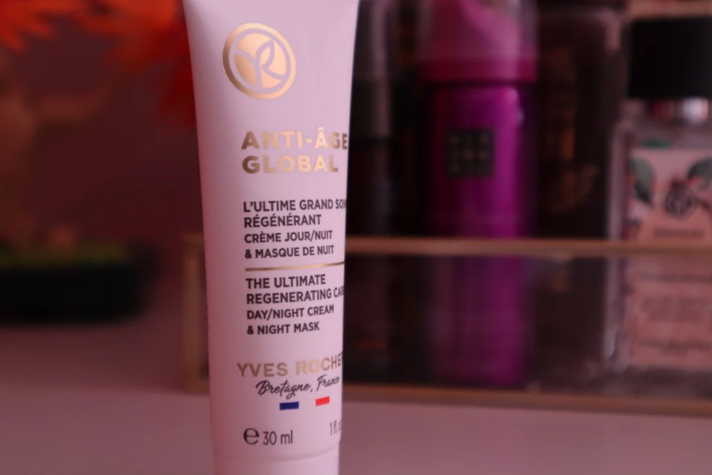 Maska na noc Yves Rocher Anti Age Global na tle kosmetyków