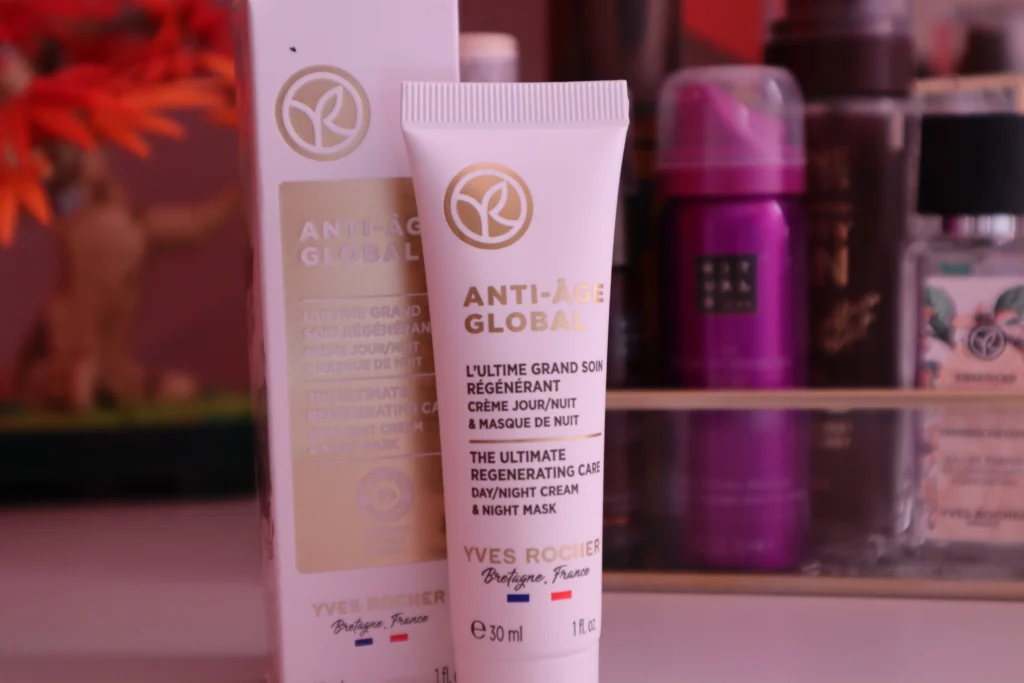 Maska na noc Yves Rocher Anti Age Global na tle kosmetyków na toaletce