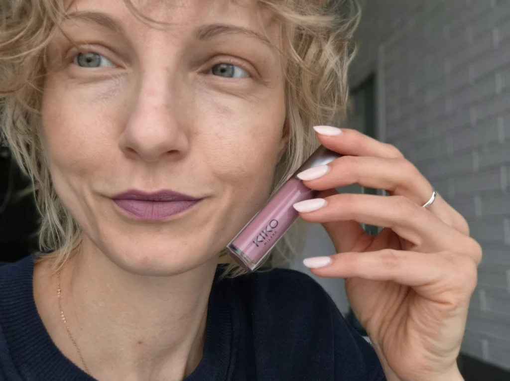 KIKO Lasting Matte Veil Liquid Lip Colour efekt na ustach