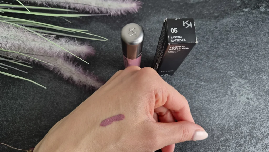 KIKO Lasting Matte Veil Liquid Lip Colour - kolor na dłoni