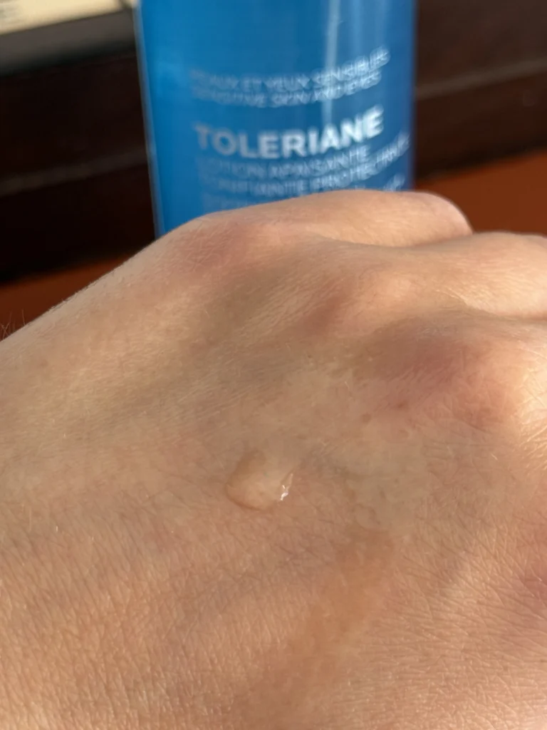 Tonik kojący La Roche-Posay Toleriane - konsystencja na kobiecej dłoni