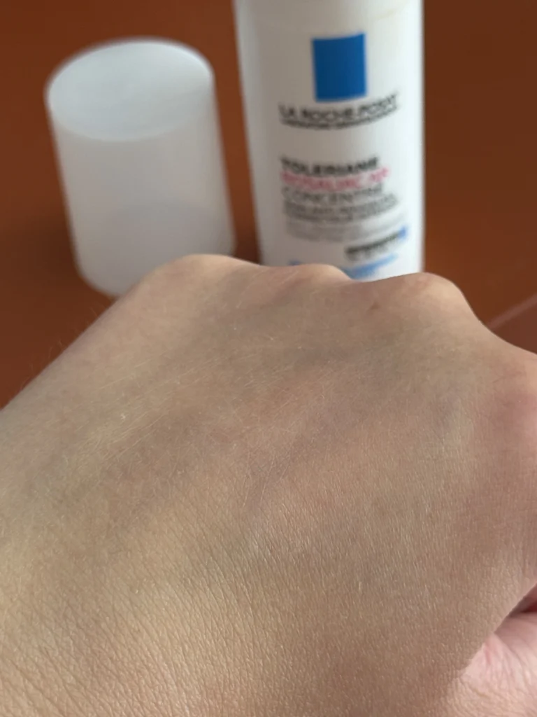 Kobieca dłoń po aplikacji kremu La Roche posay TOLERIANE ROSALIAC AR na trądzik różowaty