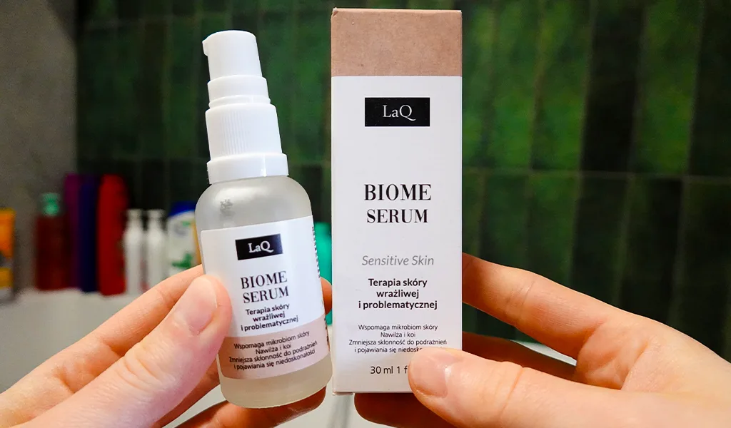 Serum do twarzy z postbiotykami LaQ BIOME obok papierowy kartonik kosmetyku