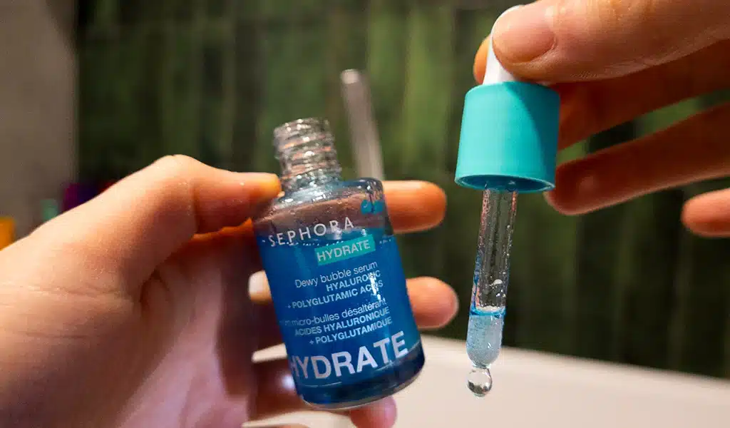 Konsystencja serum bąbelkowe nawadniające Sephora Collection HYDRATE trzymane w kobiecej dłoni