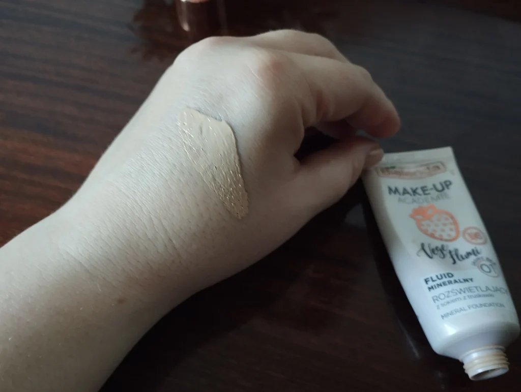 Bielenda Make-Up Academie Vege Flumi Fluid mineralny rozświetlający 01 Jasny Bez aplikacja na kobiecej dłoni