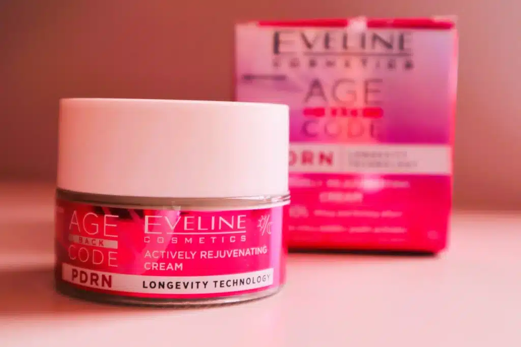 Eveline Cosmetics Age Back Code Krem do twarzy, aktywnie odmładzający, na dzień i na noc  na tle papierowego kartonika
