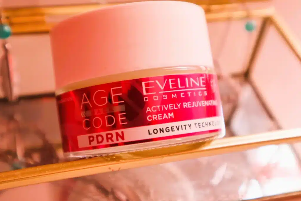 Eveline Cosmetics Age Back Code Krem do twarzy, aktywnie odmładzający, na dzień i na noc w szklanej szkatułce