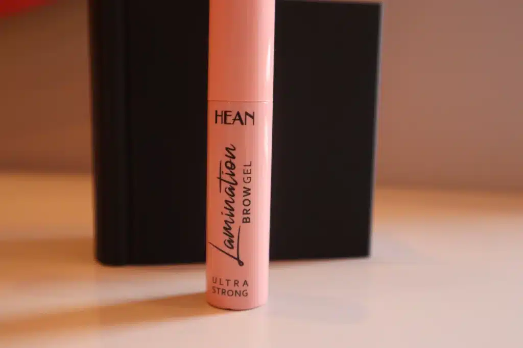 Hean Ultra Strong Lamination transparentny żel do laminacji brwi na beżowo-czarnym tle