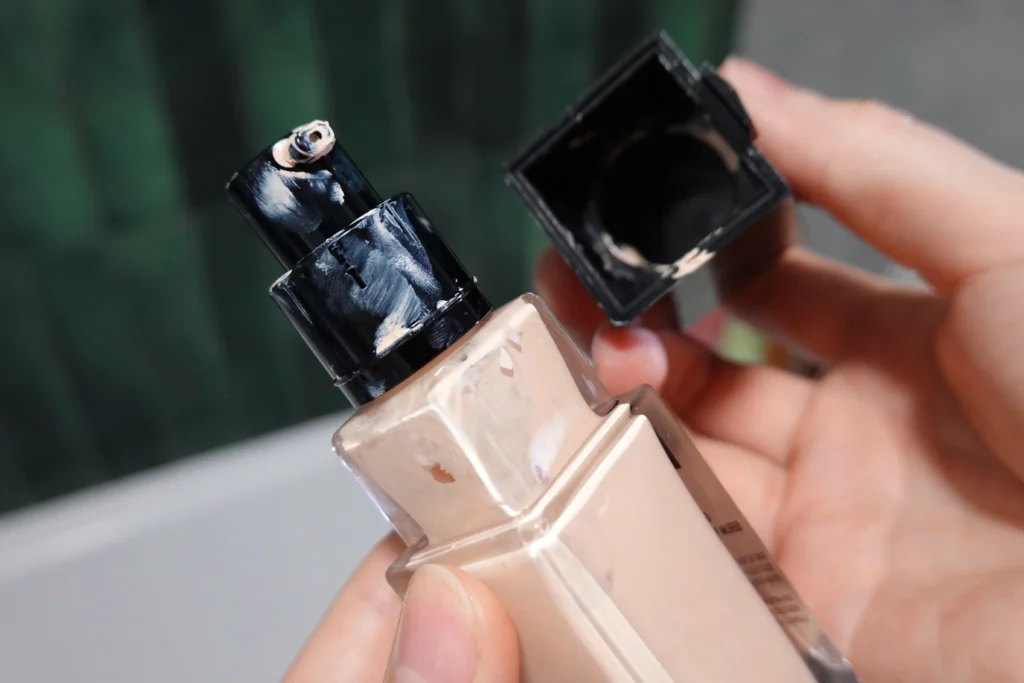 Podkład poprawiający wygląd skóry Givenchy Prisme Libre Glow Serum - brudne opakowanie podczas użytkowania