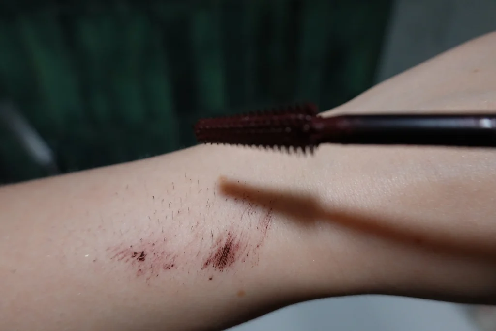 L'Oréal Paris Panorama Tusz do rzęs (Bordeaux Cashmere) - kolor na fragmencie nadgarstka