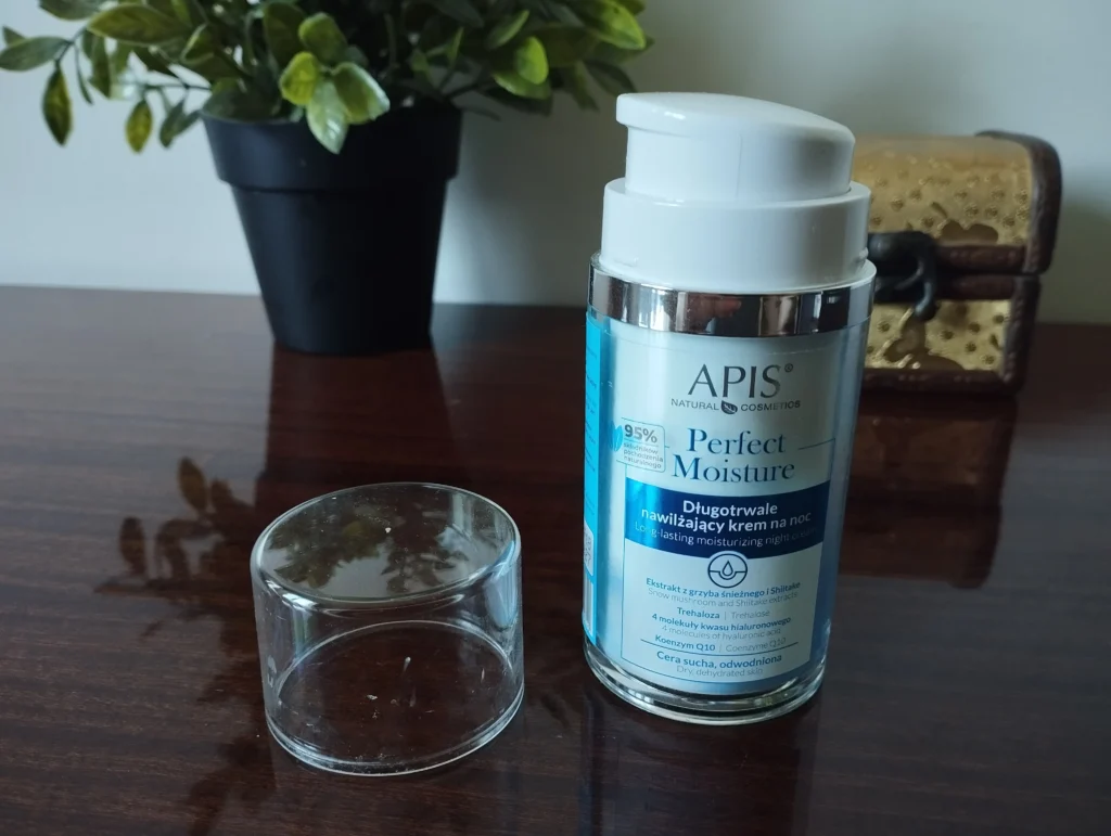 Długotrwale nawilżający krem na noc APIS Perfect Moisture na szafce w pokoju