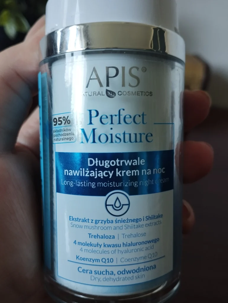 Długotrwale nawilżający krem na noc APIS Perfect Moisture trzymany w kobiecej dłoni