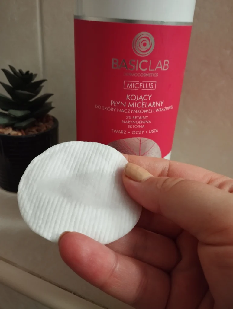 BasicLab Dermocosmetics Kojący płyn micelarny do skóry naczynkowej I wrażliwej test na płatku kosmetycznym