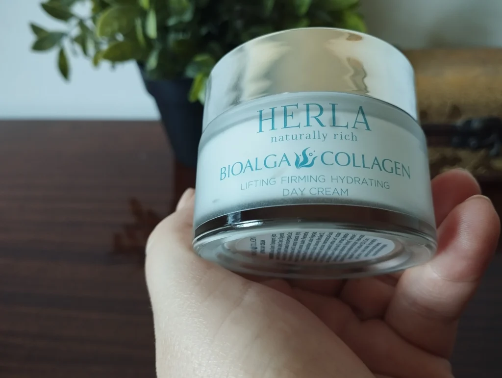 Krem na dzień Herla BioAlga Collagen trzymany w kobiecej dłoni