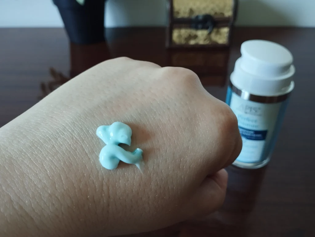 Długotrwale nawilżający krem na noc APIS Perfect Moisture - konsystencja na kobiecej dłoni