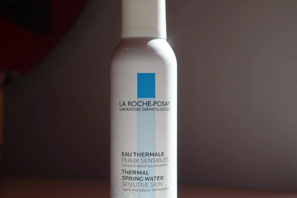 La Roche-Posay Eau Thermale Woda Termalna na tle szarej ściany