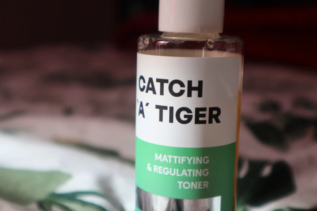Catch a Tiger Tonik matująco-regulujący - zbliżenie na opakowanie