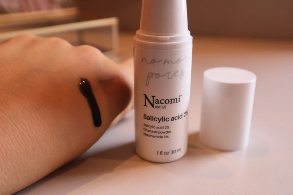 Nacomi Next Level Kwas salicylowy 2% - konsystencja płynna na kobiecej dłoni