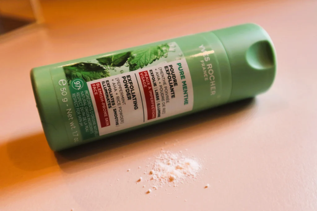 Yves Rocher Puder złuszczający do twarzy - proszek peelingujący obok kosmetyku