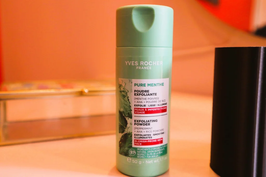 Yves Rocher Puder złuszczający do twarzy na toaletce