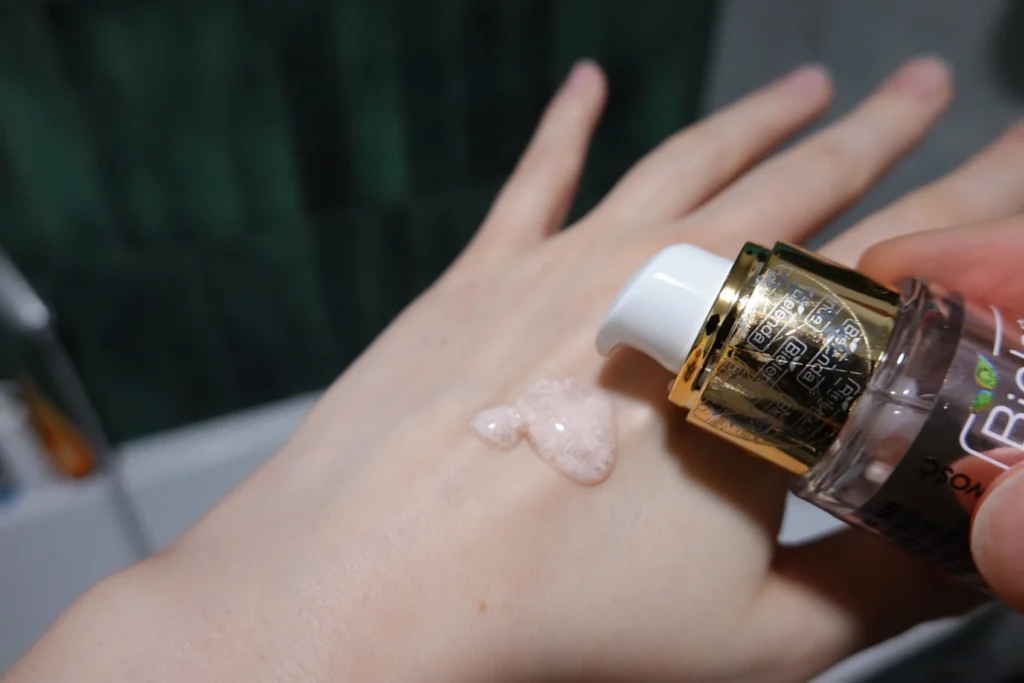 Różowa baza pod makijaż Bielenda Make-Up Academie Pearl Base - aplikacja na skórę