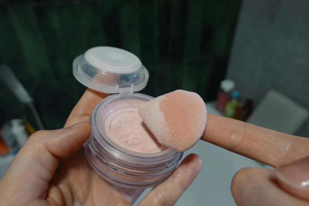 Sephora Collection Blur It Sypki Puder Utrwalający konsystencja na puszku
