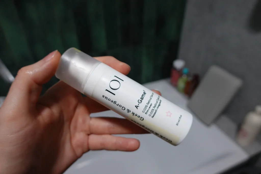 Geek & Gorgeous A-Game 5 — serum z 0,05% Retinalu trzymane w kobiecej dłoni