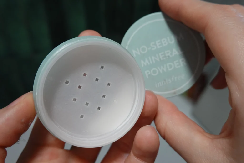 Innisfree No Sebum Mineral Powder otwarte opakowanie pokazujące środek